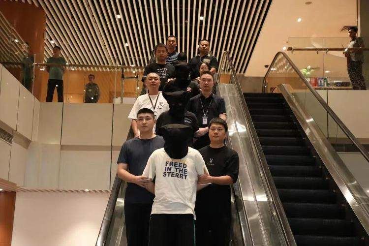 4山թͷĿͨ Ƕ˭䱳թƭＯж£